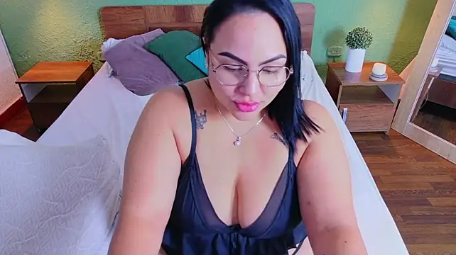 Curvy_sexyvalen live cam on StripChat