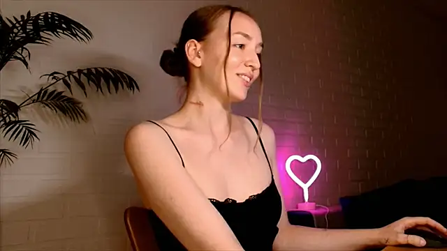 WhitePrincessLuna live cam on StripChat