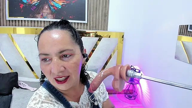 Luna_Naughty1 live cam on StripChat