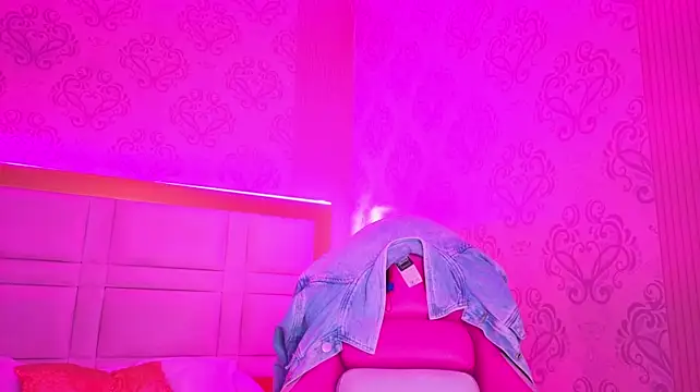 luna_hot_ass live cam on StripChat