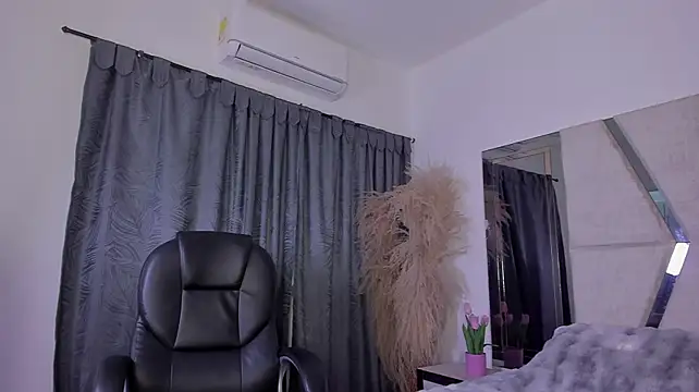 CarolineFyre live cam on StripChat