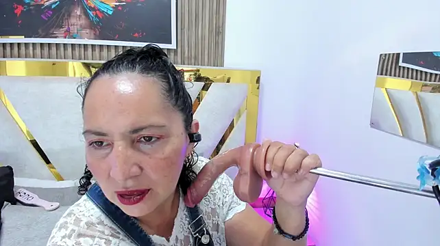 Luna_Naughty1 live cam on StripChat