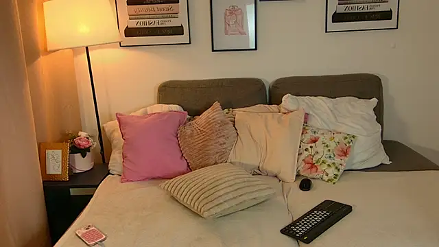 AlyaAngel live cam on StripChat
