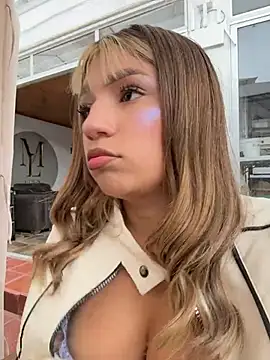 Issa_pink18 live cam on StripChat