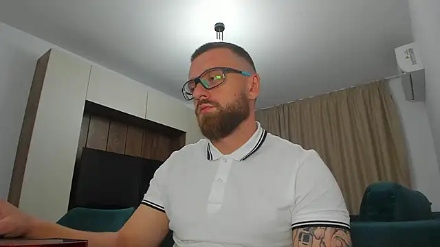 Findom_guy live cam on StripChat