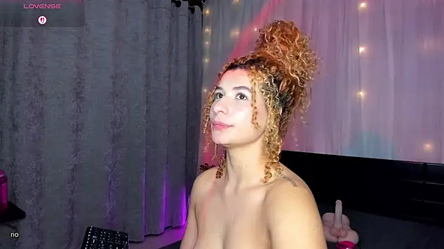 Evolet_Bee live cam on StripChat