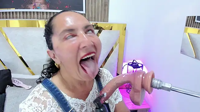 Luna_Naughty1 live cam on StripChat