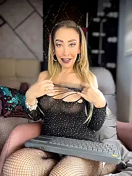 EvelinaGrey live cam on StripChat