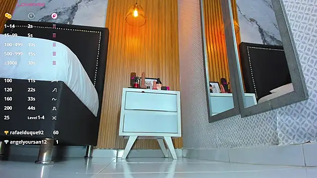 MOLLYSPENCER1 live cam on StripChat