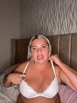 Lucy_Love_x live cam on StripChat