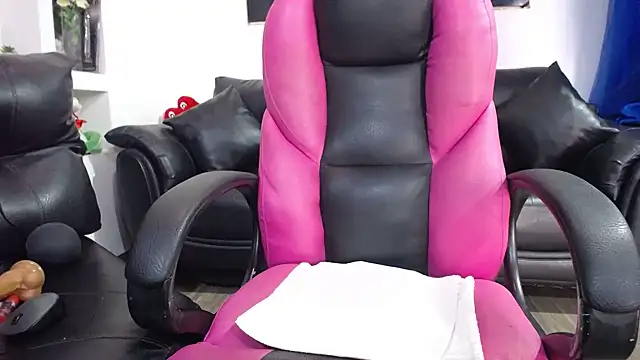 MeganMilF2 live cam on StripChat