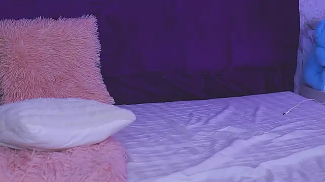 EllinaNuria live cam on StripChat