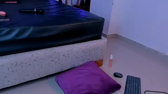 Lua_Foxy live cam on StripChat