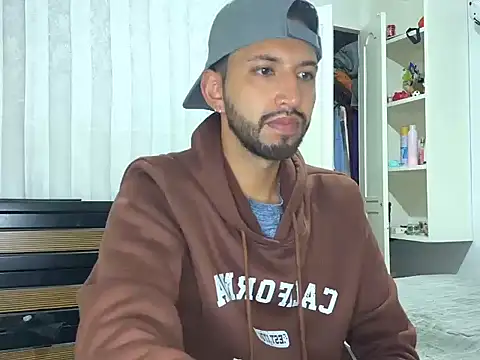 thomass1018 live cam on StripChat