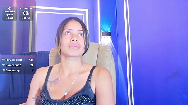 nairobi8 live cam on StripChat