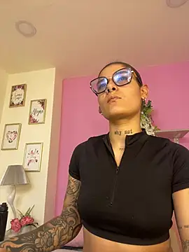 LauraRaider live cam on StripChat