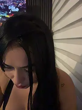 areviklusine1 live cam on StripChat