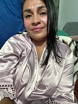 kloee_kann live cam on StripChat
