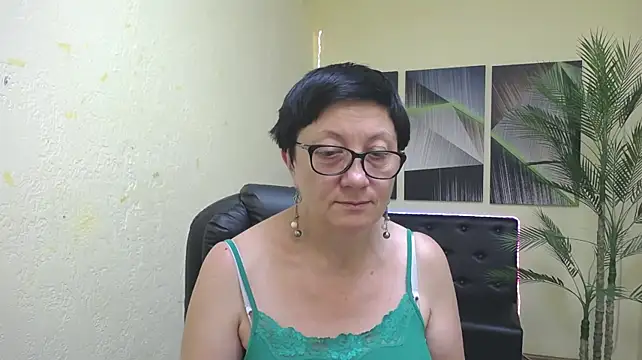 EmilyL0ve live cam on StripChat