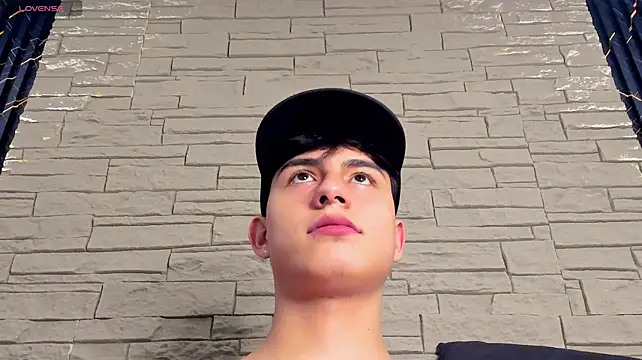 Lander_Cruz live cam on StripChat