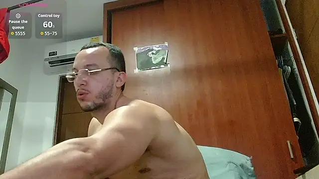 MarcusMilarc live cam on StripChat
