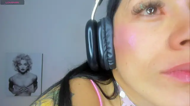 Millie_bobby live cam on StripChat