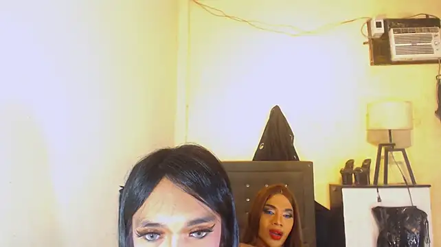 GoldenCumTYRA live cam on StripChat