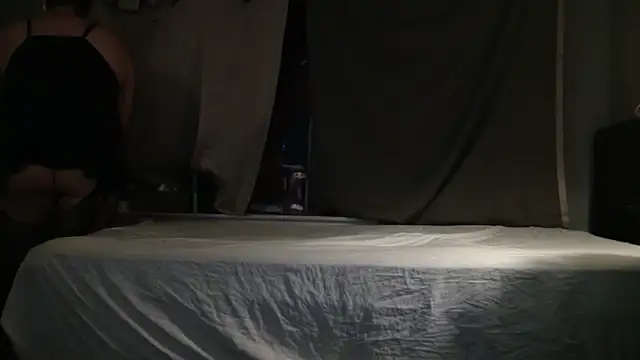 Nikiss333 live cam on StripChat