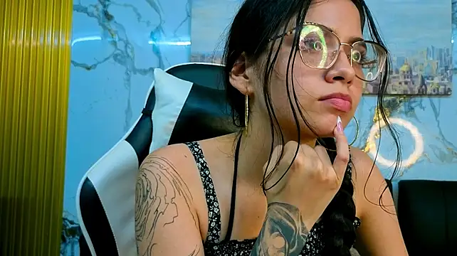 Carolina_pm live cam on StripChat