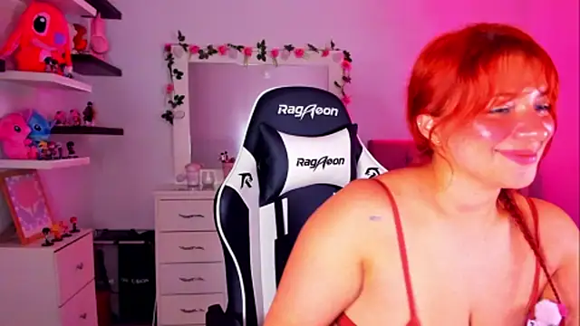 Vannessa__Shy live cam on StripChat