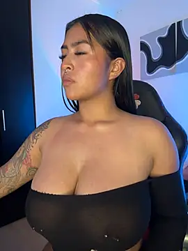 meganjames1 live cam on StripChat