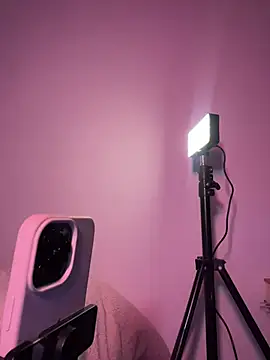 BrattyYanii live cam on StripChat