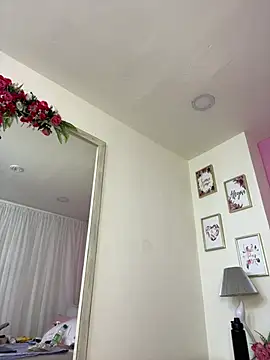 LauraRaider live cam on StripChat