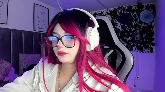 Kitty_Gang live cam on StripChat