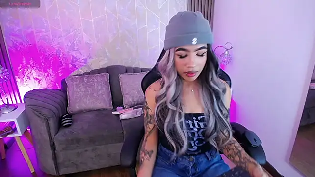 Raven_Wood live cam on StripChat