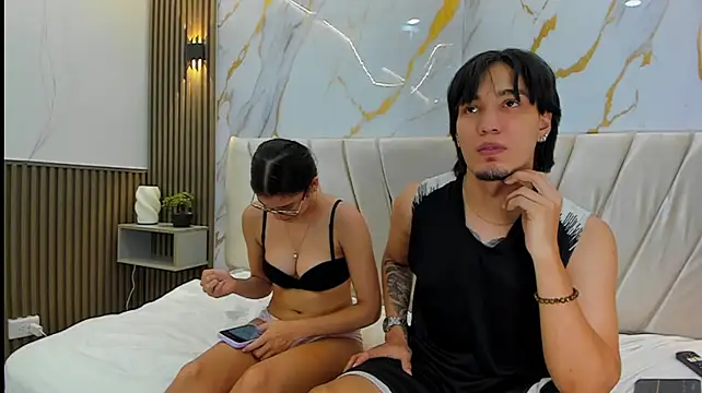 sweetauracouple live cam on StripChat