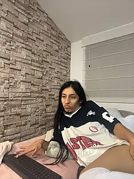 Lucyjoi live cam on StripChat