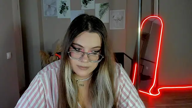 MiraTorson live cam on StripChat