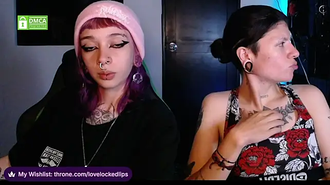 lovelockedlips live cam on StripChat