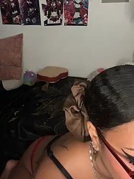 badgirluzi live cam on StripChat