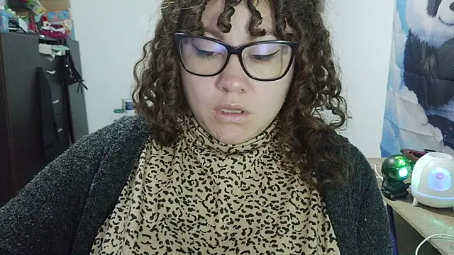 curly_greeneyed live cam on StripChat