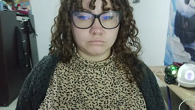 curly_greeneyed live cam on StripChat