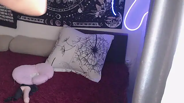AlienforTwenty live cam on StripChat