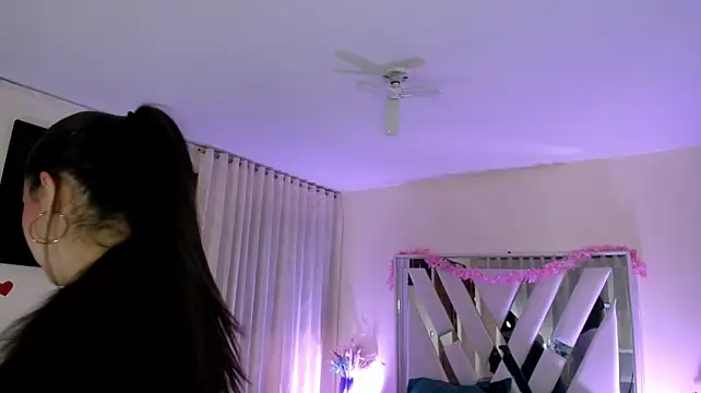 emma_evanss22 live cam on StripChat