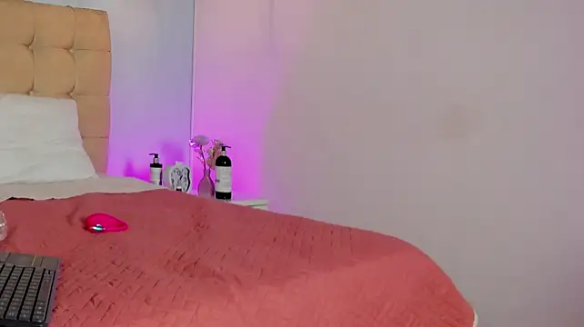Luna_honey9 live cam on StripChat