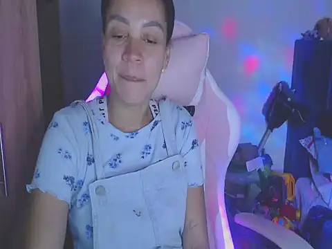 shayna_cute live cam on StripChat