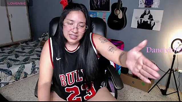 Danelyhit live cam on StripChat