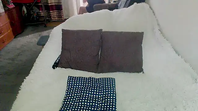 Juliamodest1 live cam on StripChat
