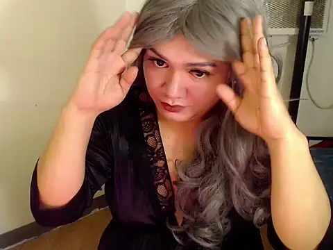 LAvender_18 live cam on StripChat