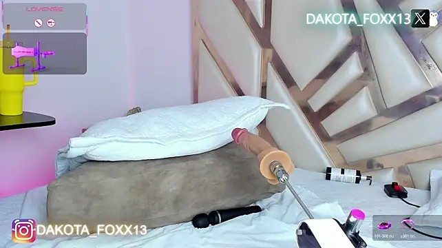 Dakota_Foxxx live cam on StripChat